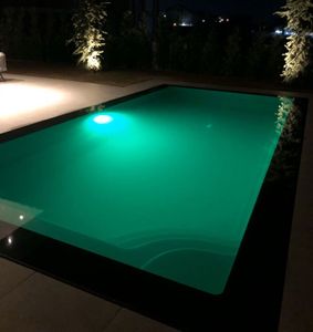Pool mit grüner Farbe